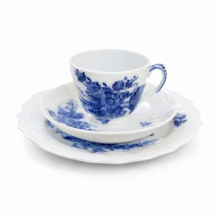 Blå Blomster Royal Copenhagen kaffekopp med fat och assiett