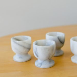 6 äggkoppar i vit marmor – tidlös elegans för din frukost