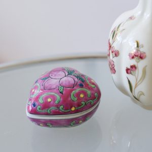 Vintage hjärtformad porslinsskål med lock, handmålad