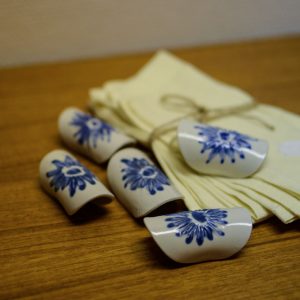 Handmålade servettringar i stengods