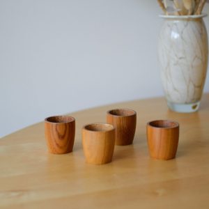 Fyra äggkoppar i teak