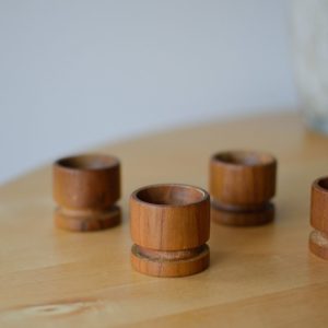 Fyra äggkoppar i teak – skandinavisk retrostil