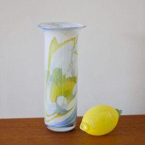 Handblåst vas av Håkan Blom – Ulven Glasbruk